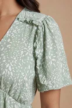 Robe Courte Petite Verte À Détails Volantés Et Manches Papillon