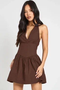 boohoo Robe Courte Plissée À Encolure Américaine En Popeline De Coton Petite<Femme Looks Chocolat|Robes