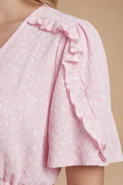 Robe Courte Rose À Détails Volantés Et Manches Papillon
