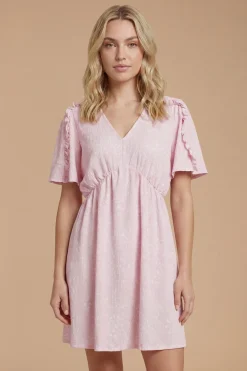 Robe Courte Rose À Détails Volantés Et Manches Papillon