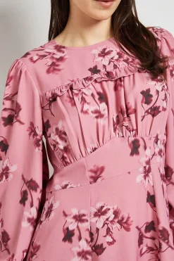 Robe Courte Rose À Imprimé Fleuri Avec Corsage Froncé, Dos En Dentelle Et Manches Longues