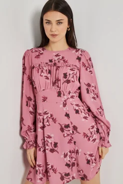 Robe Courte Rose À Imprimé Fleuri Avec Corsage Froncé, Dos En Dentelle Et Manches Longues