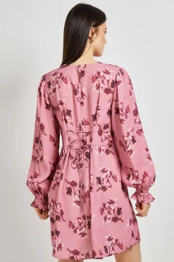 Robe Courte Rose À Imprimé Fleuri Avec Corsage Froncé, Dos En Dentelle Et Manches Longues