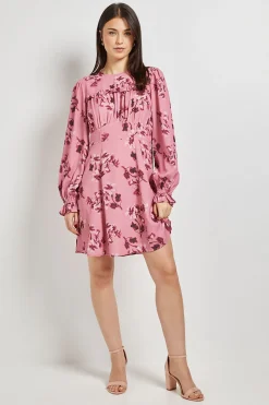 Robe Courte Rose À Imprimé Fleuri Avec Corsage Froncé, Dos En Dentelle Et Manches Longues