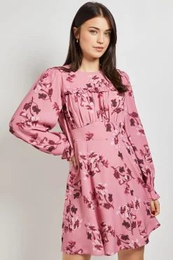 Robe Courte Rose À Imprimé Fleuri Avec Corsage Froncé, Dos En Dentelle Et Manches Longues