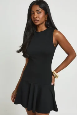 boohoo Robe Courte Sans Manches Côtelée À Jupe Évasée<Femme Robes Patineuses|Robes