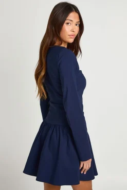boohoo Robe courte skater à encolure carrée et manches longues<Femme Robes Patineuses|Robes À Manches Longues