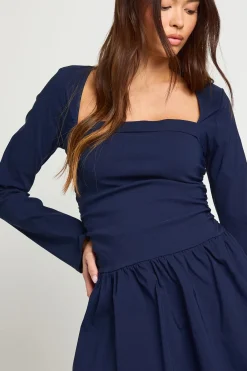 boohoo Robe courte skater à encolure carrée et manches longues<Femme Robes Patineuses|Robes À Manches Longues