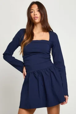 boohoo Robe courte skater à encolure carrée et manches longues<Femme Robes Patineuses|Robes À Manches Longues