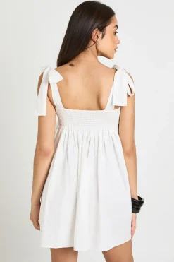 boohoo Robe Courte Smockée À Épaules Nouées<Femme Robes Courtes|Robes