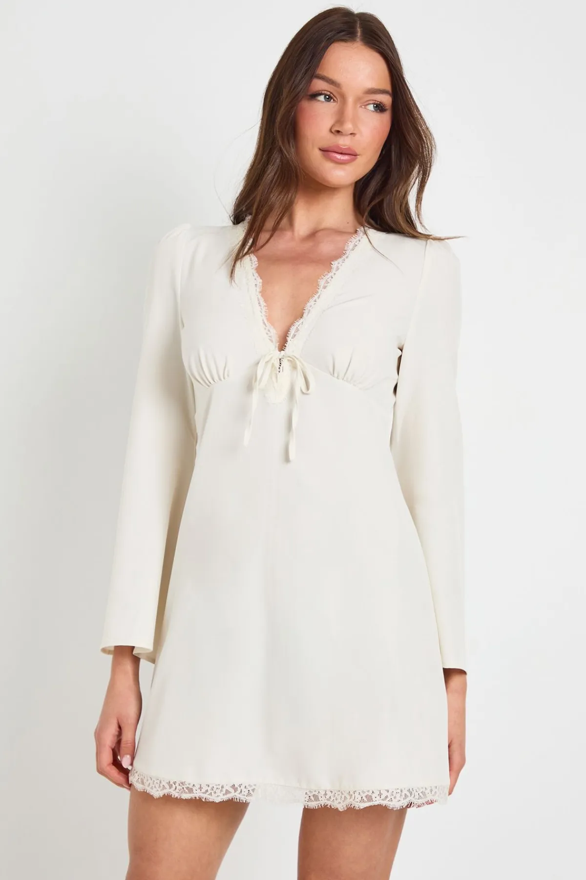 boohoo Robe Courte Taille Haute À Manches Évasées Et Finitions En Dentelle<Femme Satin Et Dentelle|Robes À Manches Longues