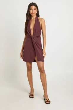Robe Courte Texturée Dos Nu À Col Licou Et Détail Torsadé Devant