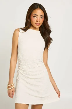 Robe Courte Texturée À Encolure Slash Et Taille Froncée