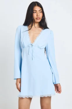 boohoo Robe Courte Évasée À Manches Longues Et Finitions En Dentelle<Femme Satin Et Dentelle|Robes À Manches Longues