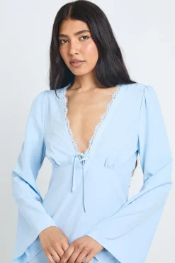 boohoo Robe Courte Évasée À Manches Longues Et Finitions En Dentelle<Femme Satin Et Dentelle|Robes À Manches Longues
