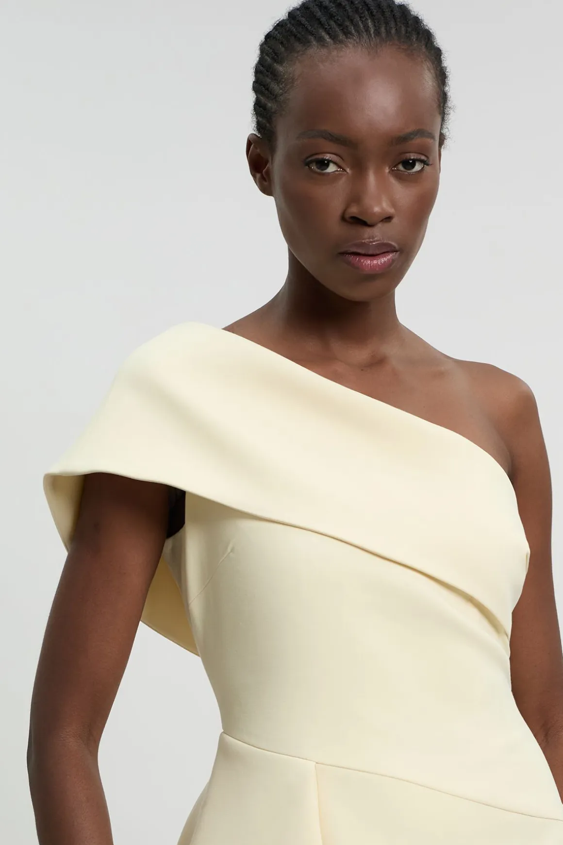 Robe Crayon Asymétrique Ajustée Avec Détail De Volant En Stretch Compact