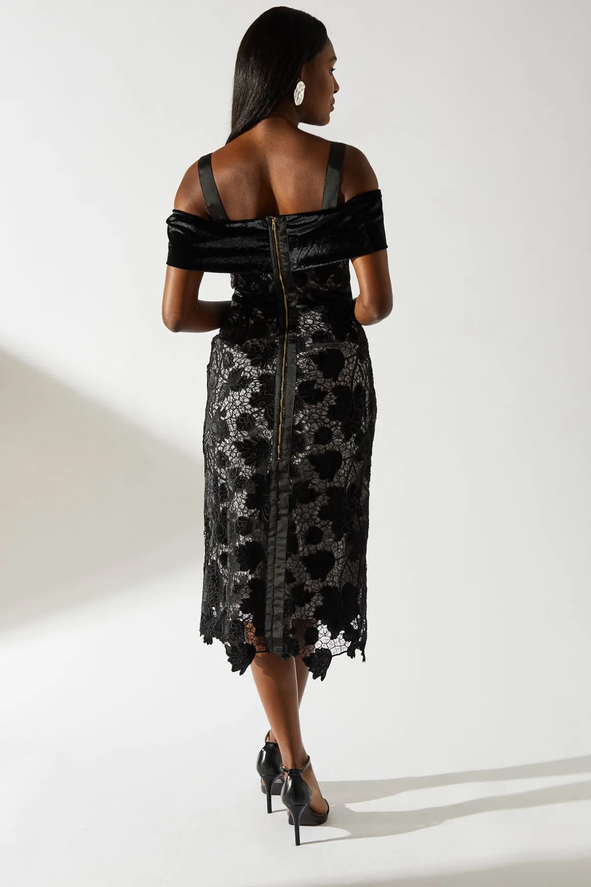 Robe Crayon en Dentelle Velours avec Détail Bardot et Doublure Contrastante