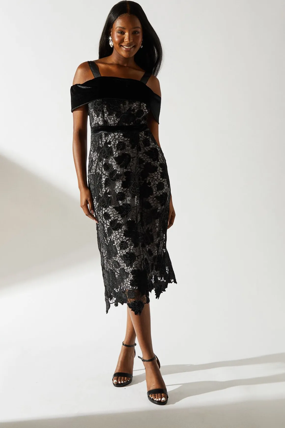 Robe Crayon en Dentelle Velours avec Détail Bardot et Doublure Contrastante