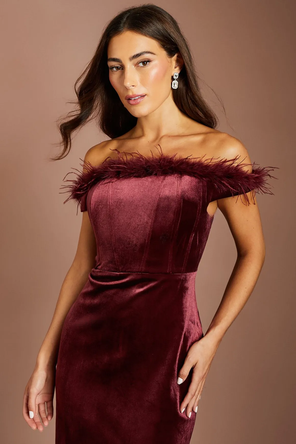 Robe Crayon En Velours Bardot À Encolure Ornée De Plumes