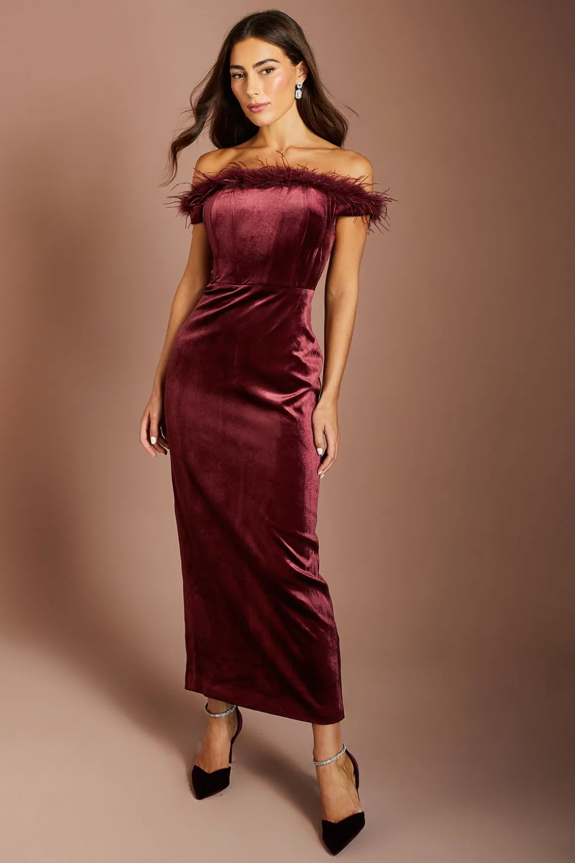 Robe Crayon En Velours Bardot À Encolure Ornée De Plumes