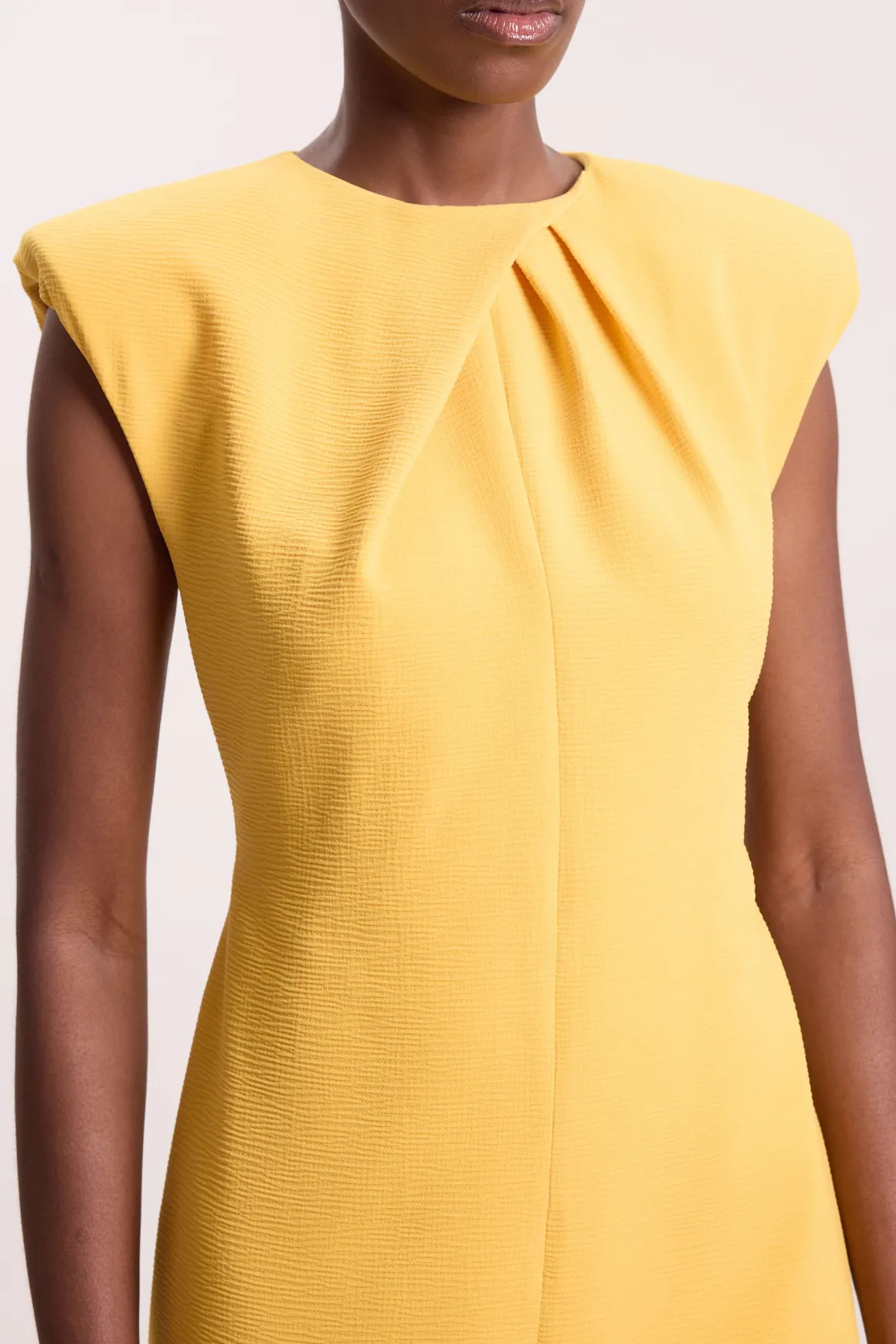 Robe Crayon Midi Ajustée Sans Manches Avec Détail D'encolure