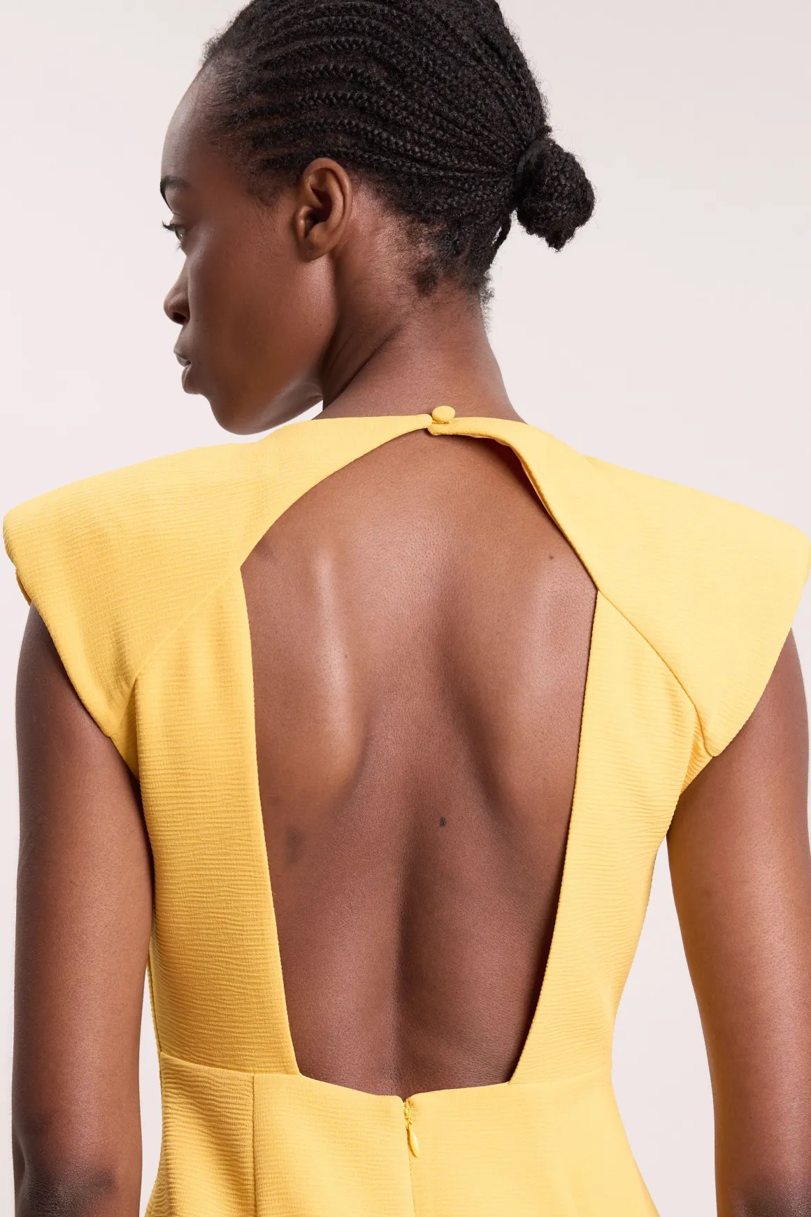 Robe Crayon Midi Ajustée Sans Manches Avec Détail D'encolure