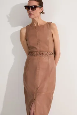 Robe crayon midi sans manches en cuir ornée d'œillets et garnie de dentelle