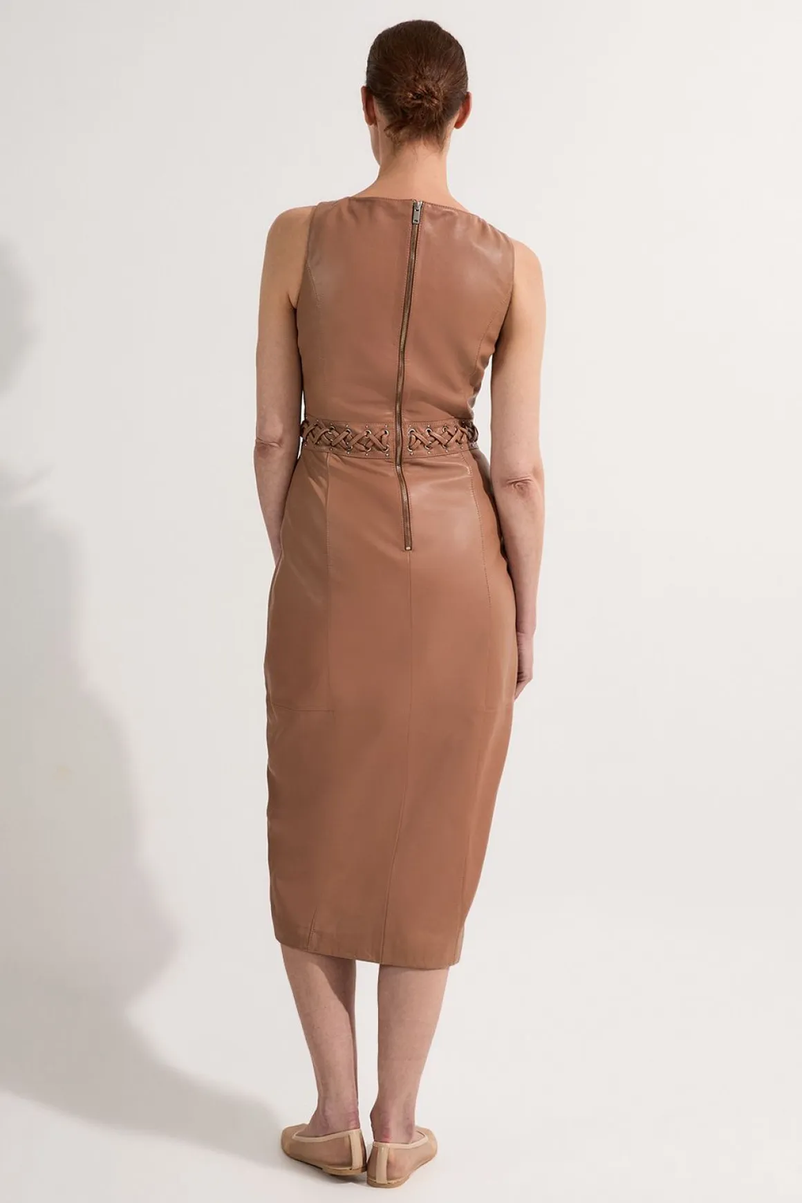 Robe crayon midi sans manches en cuir ornée d'œillets et garnie de dentelle