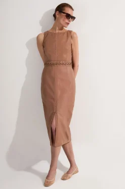 Robe crayon midi sans manches en cuir ornée d'œillets et garnie de dentelle