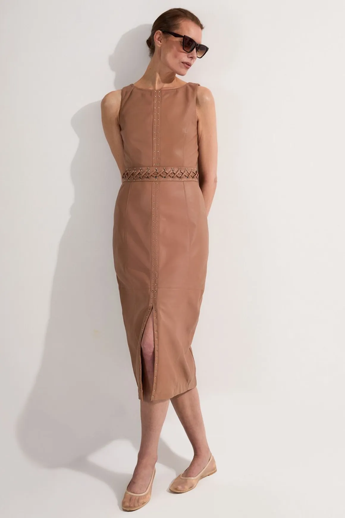Robe crayon midi sans manches en cuir ornée d'œillets et garnie de dentelle