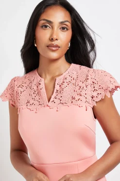 Robe Crayon Petite en Scuba avec Manches en Dentelle