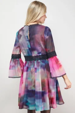 Robe de Bal Courte à Manches Évasées et Finitions Dentelle