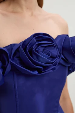 Robe de Bal Maxi Petite en Taffetas avec Rosettes Tissées Drama