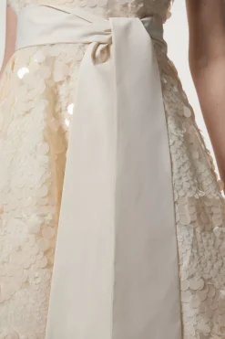 Robe de bal maxi texturée à sequins floraux, ceinturée et nouée