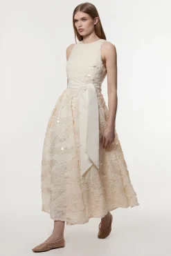 Robe de bal maxi texturée à sequins floraux, ceinturée et nouée