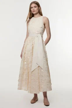 Robe de bal maxi texturée à sequins floraux, ceinturée et nouée