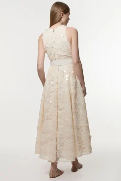 Robe de bal maxi texturée à sequins floraux, ceinturée et nouée