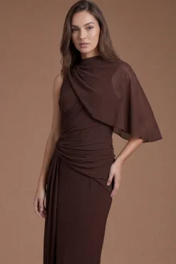 Robe De Demoiselle D'honneur Drapée À Col Montant De La Collection Contour