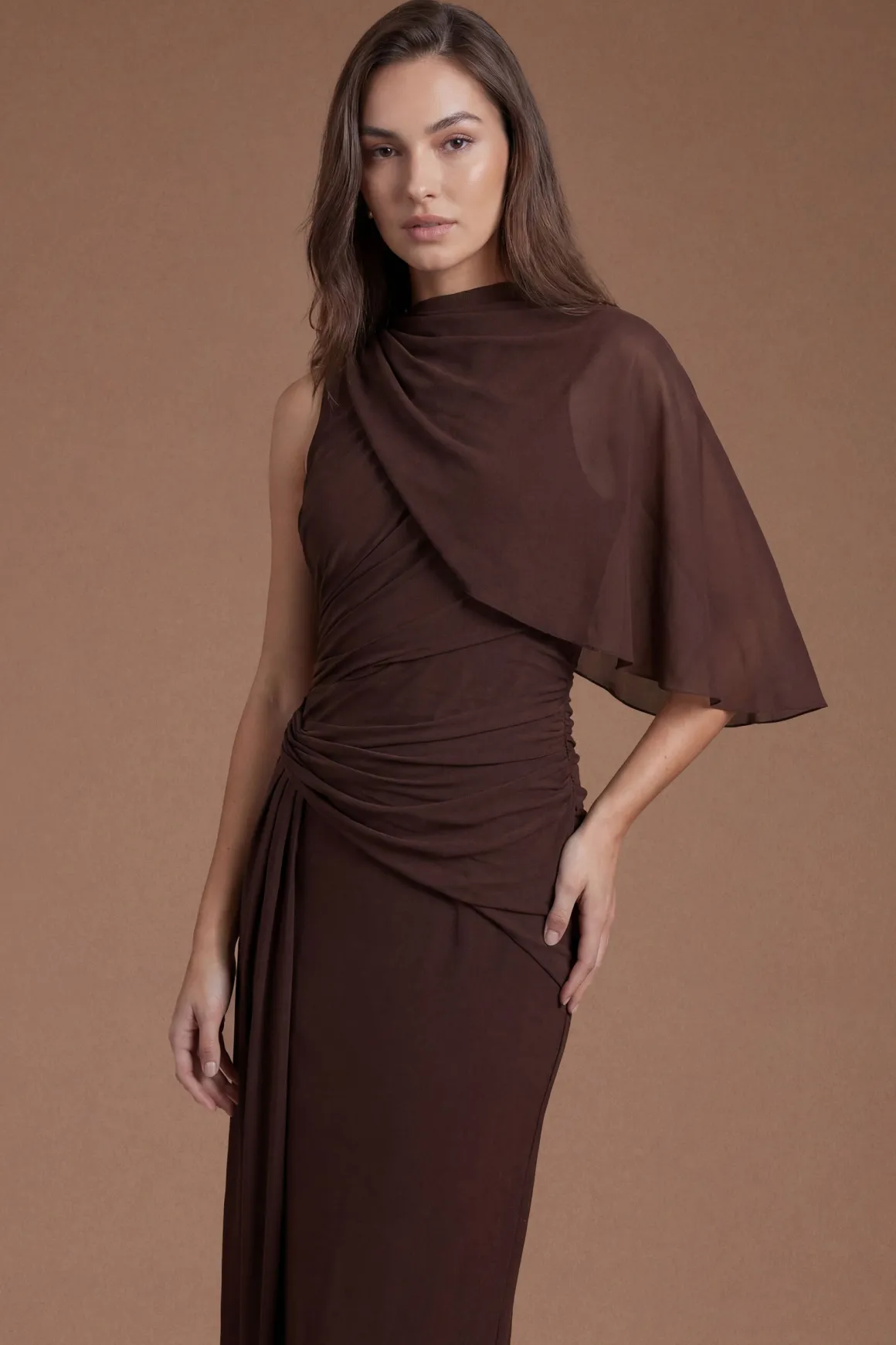 Robe De Demoiselle D'honneur Drapée À Col Montant De La Collection Contour