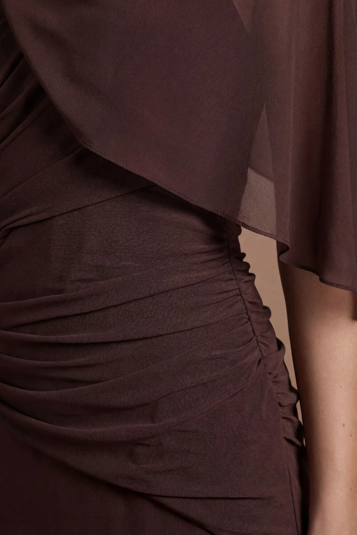 Robe De Demoiselle D'honneur Drapée À Col Montant De La Collection Contour