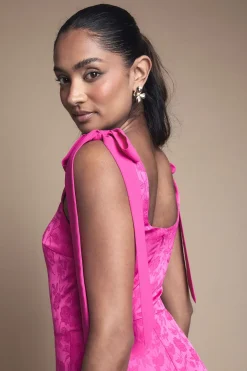 Robe De Demoiselle D'honneur En Jacquard Satin À Encolure Carrée Et Épaules Nouées En Mousseline