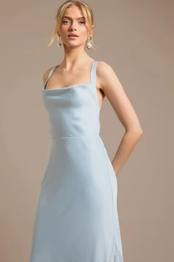 Robe De Demoiselle D'honneur Longue En Satin Bleu Clair Avec Bretelles Croisées Et Dos Noué