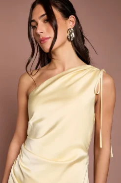 Oasis Robe De Demoiselle D'honneur Longue En Satin Jaune Beurre À Une Épaule Avec Détail Froncé Sur Le Côté<Femme Robes Demoiselles D'Honneur|Satin Et Dentelle