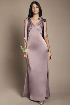 Robe de Demoiselle d'Honneur Maxi Coast Honoured Petite en Crêpe Satiné à Col V et Épaules Nouées