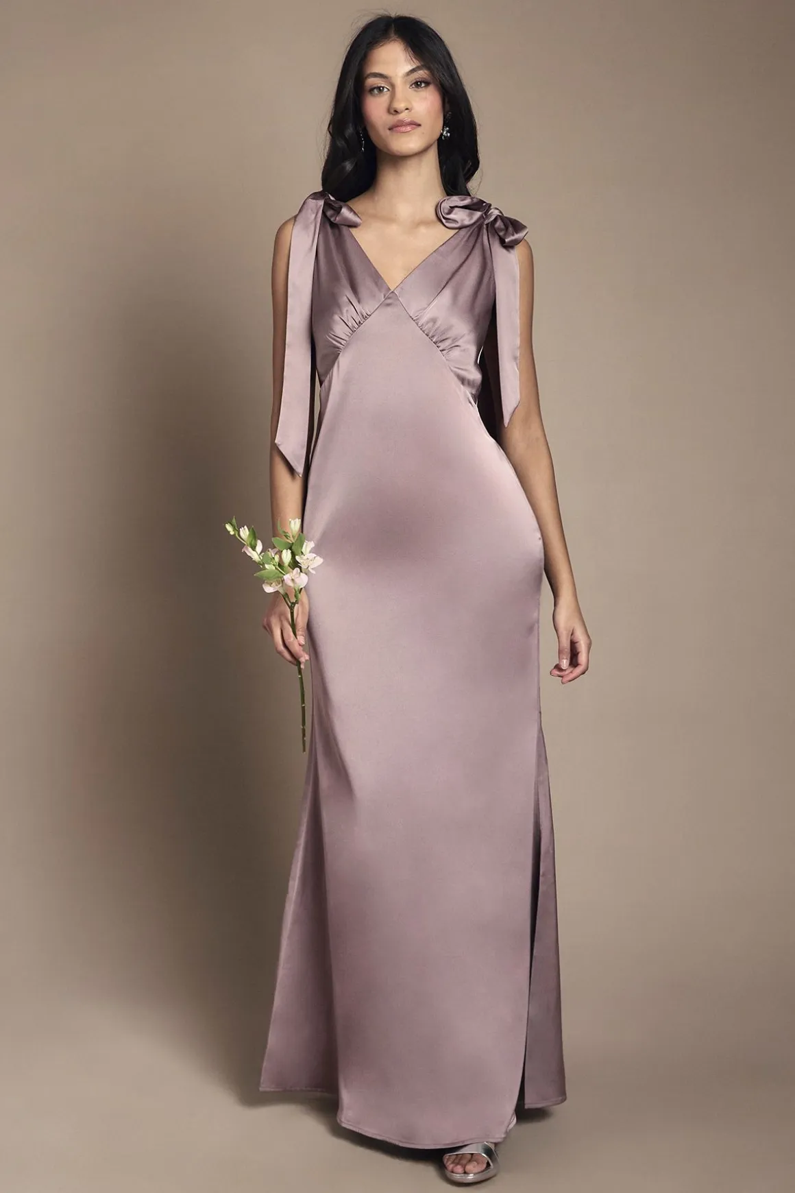 Robe de Demoiselle d'Honneur Maxi Coast Honoured Petite en Crêpe Satiné à Col V et Épaules Nouées