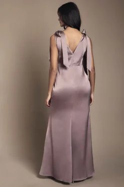 Robe de Demoiselle d'Honneur Maxi Coast Honoured Petite en Crêpe Satiné à Col V et Épaules Nouées
