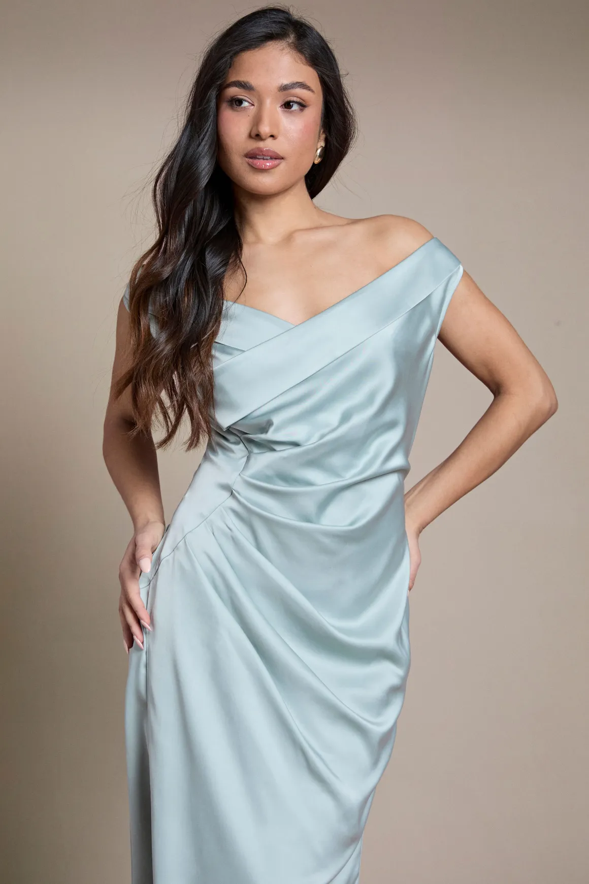 Robe De Demoiselle D'honneur Maxi Bardot En Satin Avec Détail Froncé À La Taille Petite
