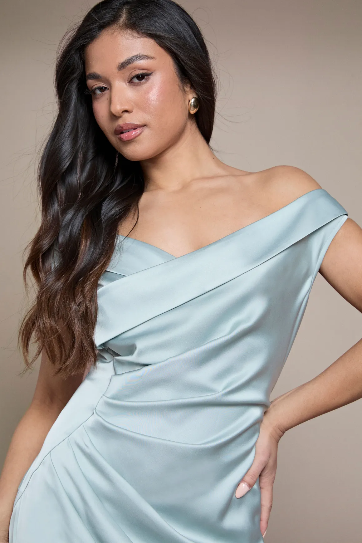 Robe De Demoiselle D'honneur Maxi Bardot En Satin Avec Détail Froncé À La Taille Petite