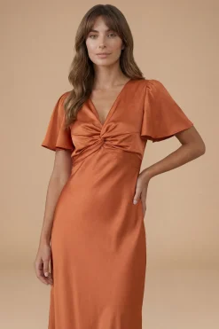 Robe De Demoiselle D'honneur Mi-longue En Satin Rouille À Manches Papillon Et Détail Torsadé Devant