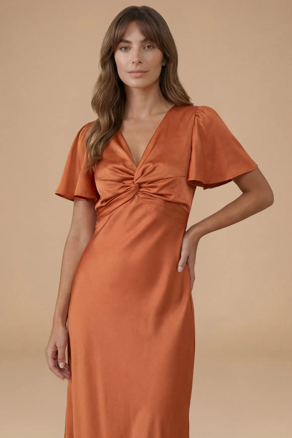 Robe De Demoiselle D'honneur Mi-longue En Satin Rouille À Manches Papillon Et Détail Torsadé Devant